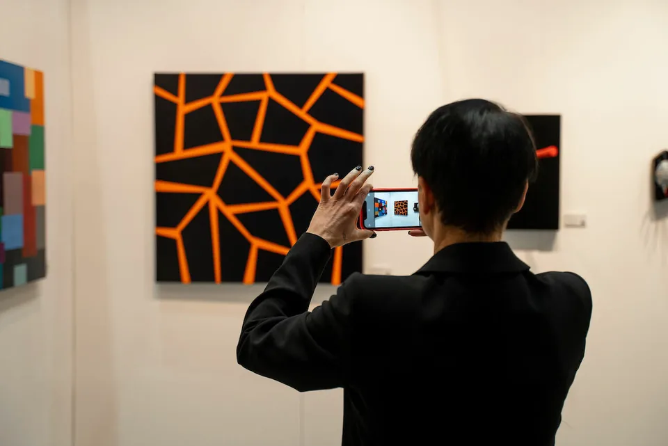 Посетитель фотографирует экспозицию